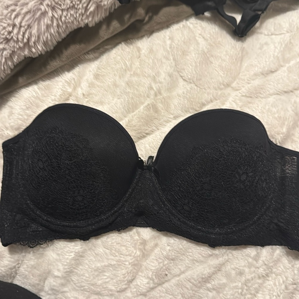 Black strapless bra